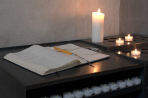 Kerzenecke und Fürbittenbuch in der St. Georgs-Kirche Hattingen